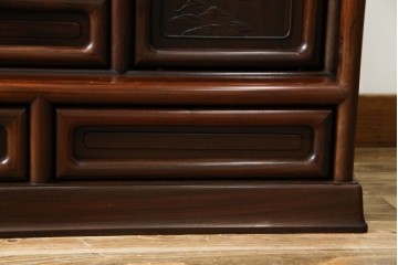 中古　国産指物家具　紫檀(シタン)材　高級品!漆塗りが上品な和の雰囲気を醸し出す飾り棚　(R-047625)