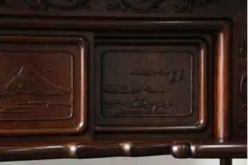 中古　国産指物家具　紫檀(シタン)材　高級品!漆塗りが上品な和の雰囲気を醸し出す飾り棚　(R-047625)