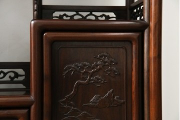 中古　国産指物家具　紫檀(シタン)材　高級品!漆塗りが上品な和の雰囲気を醸し出す飾り棚　(R-047625)