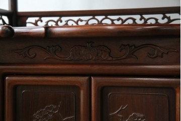 中古　国産指物家具　紫檀(シタン)材　高級品!漆塗りが上品な和の雰囲気を醸し出す飾り棚　(R-047625)