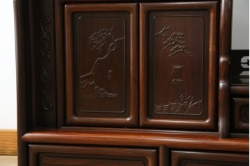 中古　国産指物家具　紫檀(シタン)材　高級品!漆塗りが上品な和の雰囲気を醸し出す飾り棚　(R-047625)