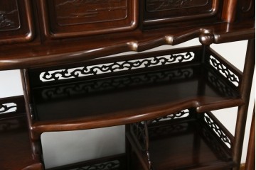 中古　国産指物家具　紫檀(シタン)材　高級品!漆塗りが上品な和の雰囲気を醸し出す飾り棚　(R-047625)