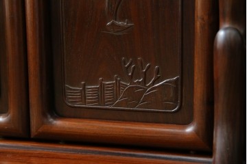 中古　国産指物家具　紫檀(シタン)材　高級品!漆塗りが上品な和の雰囲気を醸し出す飾り棚　(R-047625)