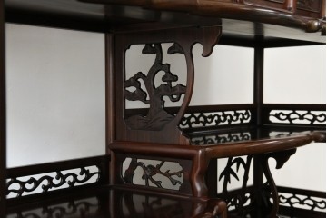 中古　国産指物家具　紫檀(シタン)材　高級品!漆塗りが上品な和の雰囲気を醸し出す飾り棚　(R-047625)