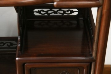 中古　国産指物家具　紫檀(シタン)材　高級品!漆塗りが上品な和の雰囲気を醸し出す飾り棚　(R-047625)