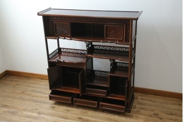 中古　国産指物家具　紫檀(シタン)材　高級品!漆塗りが上品な和の雰囲気を醸し出す飾り棚　(R-047625)