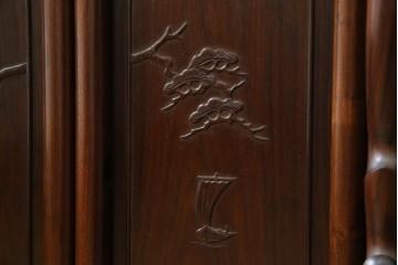 中古　国産指物家具　紫檀(シタン)材　高級品!漆塗りが上品な和の雰囲気を醸し出す飾り棚　(R-047625)