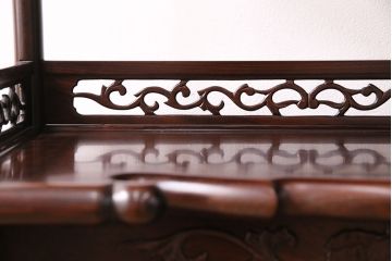 中古　国産指物家具　紫檀(シタン)材　高級品!漆塗りが上品な和の雰囲気を醸し出す飾り棚(茶棚、違い棚、戸棚、収納棚)(R-047625)