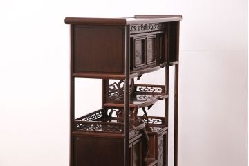 中古　国産指物家具　紫檀(シタン)材　高級品!漆塗りが上品な和の雰囲気を醸し出す飾り棚(茶棚、違い棚、戸棚、収納棚)(R-047625)