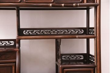 中古　国産指物家具　紫檀(シタン)材　高級品!漆塗りが上品な和の雰囲気を醸し出す飾り棚(茶棚、違い棚、戸棚、収納棚)(R-047625)