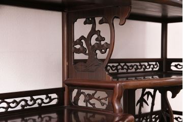 中古　国産指物家具　紫檀(シタン)材　高級品!漆塗りが上品な和の雰囲気を醸し出す飾り棚(茶棚、違い棚、戸棚、収納棚)(R-047625)
