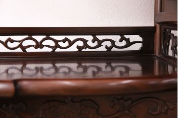 中古　国産指物家具　紫檀(シタン)材　高級品!漆塗りが上品な和の雰囲気を醸し出す飾り棚(茶棚、違い棚、戸棚、収納棚)(R-047625)