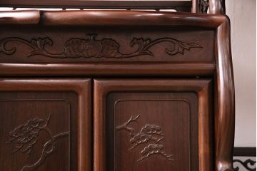中古　国産指物家具　紫檀(シタン)材　高級品!漆塗りが上品な和の雰囲気を醸し出す飾り棚(茶棚、違い棚、戸棚、収納棚)(R-047625)