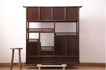 中古　国産指物家具　紫檀(シタン)材　高級品!漆塗りが上品な和の雰囲気を醸し出す飾り棚(茶棚、違い棚、戸棚、収納棚)(R-047625)