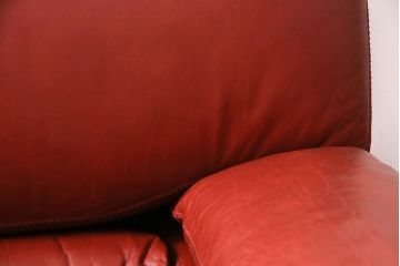 中古　スペイン製　VAROSA VALENTI(バロッサ バレンティ)　高級品!大人な雰囲気を醸し出す二人掛けソファ　定価約100万円　(R-047628)