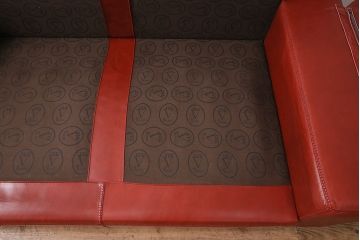 中古　スペイン製　VAROSA VALENTI(バロッサ バレンティ)　高級品!大人な雰囲気を醸し出す二人掛けソファ　定価約100万円　(R-047628)