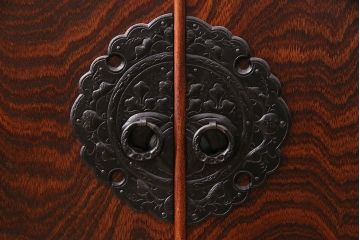 中古　伝統民芸　岩谷堂箪笥　No.233　拭き漆塗りが上品なキャビネット(書棚、本箱、ブックケース)(定価約45万円)