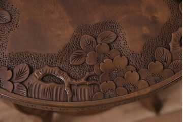中古　伝統工芸　軽井沢彫り　華やかな桜の彫刻が見事なサイドテーブル(丸テーブル、花台、飾り台、カフェテーブル)(R-047635)