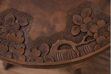中古　伝統工芸　軽井沢彫り　華やかな桜の彫刻が見事なサイドテーブル(丸テーブル、花台、飾り台、カフェテーブル)(R-047635)