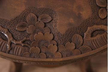 中古　伝統工芸　軽井沢彫り　華やかな桜の彫刻が見事なサイドテーブル(丸テーブル、花台、飾り台、カフェテーブル)(R-047635)