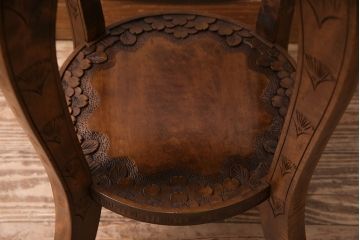 中古　伝統工芸　軽井沢彫り　華やかな桜の彫刻が見事なサイドテーブル(丸テーブル、花台、飾り台、カフェテーブル)(R-047635)