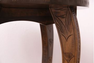 中古　伝統工芸　軽井沢彫り　華やかな桜の彫刻が見事なサイドテーブル(丸テーブル、花台、飾り台、カフェテーブル)(R-047635)