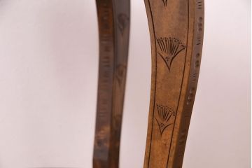 中古　伝統工芸　軽井沢彫り　華やかな桜の彫刻が見事なサイドテーブル(丸テーブル、花台、飾り台、カフェテーブル)(R-047635)
