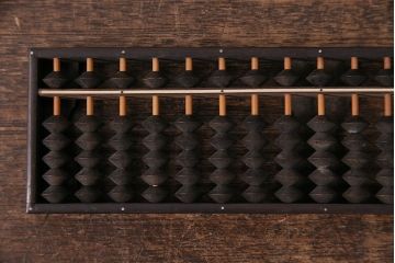 昭和レトロ　ナラ材　黒檀製そろばん付きの珍しい小物入れ(木箱、小物収納、算盤)(R-047636)