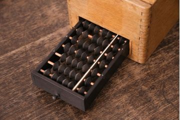 昭和レトロ　ナラ材　黒檀製そろばん付きの珍しい小物入れ(木箱、小物収納、算盤)(R-047636)
