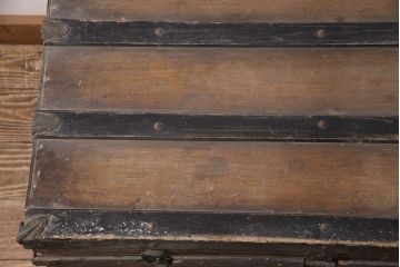 和製アンティーク　大正昭和初期　まるで宝箱のような佇まいが抜群の存在感を放つトランク(木箱、衣類箱、収納箱)(R-047639)