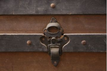和製アンティーク　大正昭和初期　まるで宝箱のような佇まいが抜群の存在感を放つトランク(木箱、衣類箱、収納箱)(R-047639)