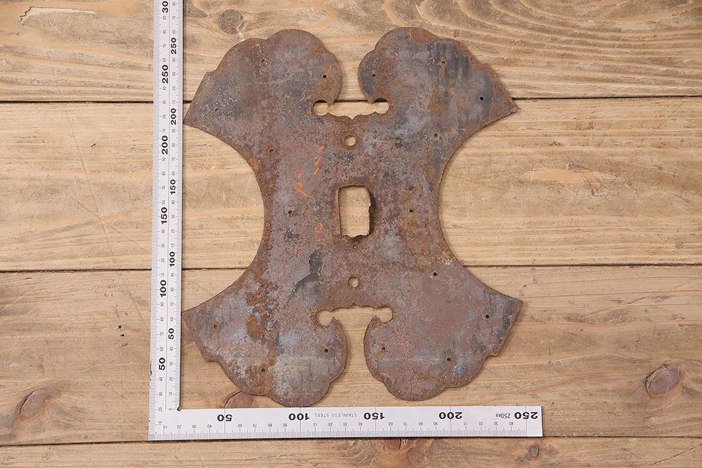 アンティーク雑貨　使い込まれた風合いがかっこ良い蔵戸の飾り金具(ディスプレイ雑貨、蔵戸パーツ)(R-047644)