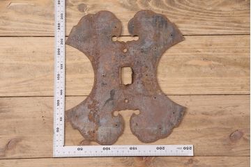 アンティーク雑貨　使い込まれた風合いがかっこ良い蔵戸の飾り金具(ディスプレイ雑貨、蔵戸パーツ)(R-047644)