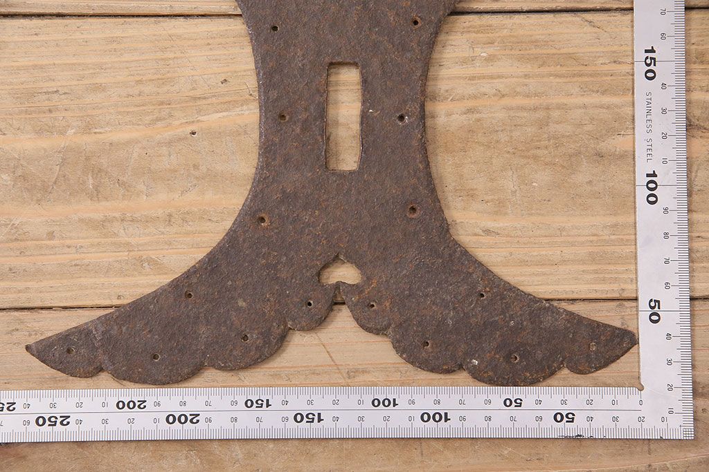 アンティーク雑貨　独特な形状が空間のアクセントになる蔵戸の飾り金具(ディスプレイ雑貨、蔵戸パーツ)(R-047645)