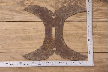 アンティーク雑貨　独特な形状が空間のアクセントになる蔵戸の飾り金具(ディスプレイ雑貨、蔵戸パーツ)(R-047645)