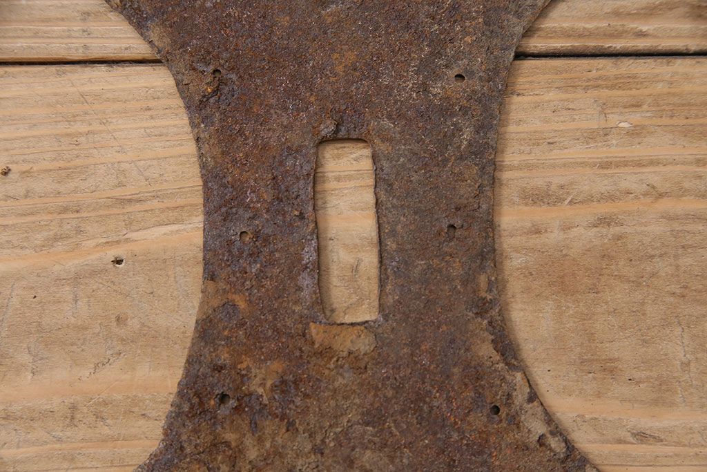 アンティーク雑貨　独特な形状が空間のアクセントになる蔵戸の飾り金具(ディスプレイ雑貨、蔵戸パーツ)(R-047645)