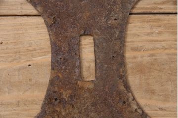 アンティーク雑貨　独特な形状が空間のアクセントになる蔵戸の飾り金具(ディスプレイ雑貨、蔵戸パーツ)(R-047645)