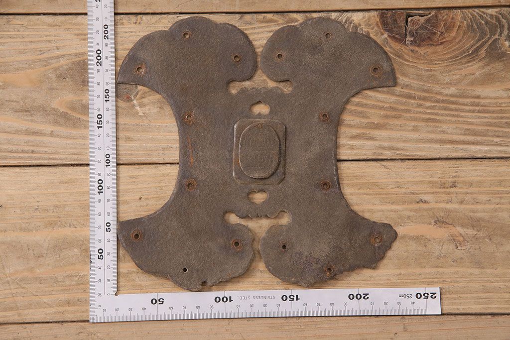 アンティーク雑貨　中央の金具に仕掛けがある蔵戸の飾り金具(ディスプレイ雑貨、蔵戸パーツ)(R-047646)