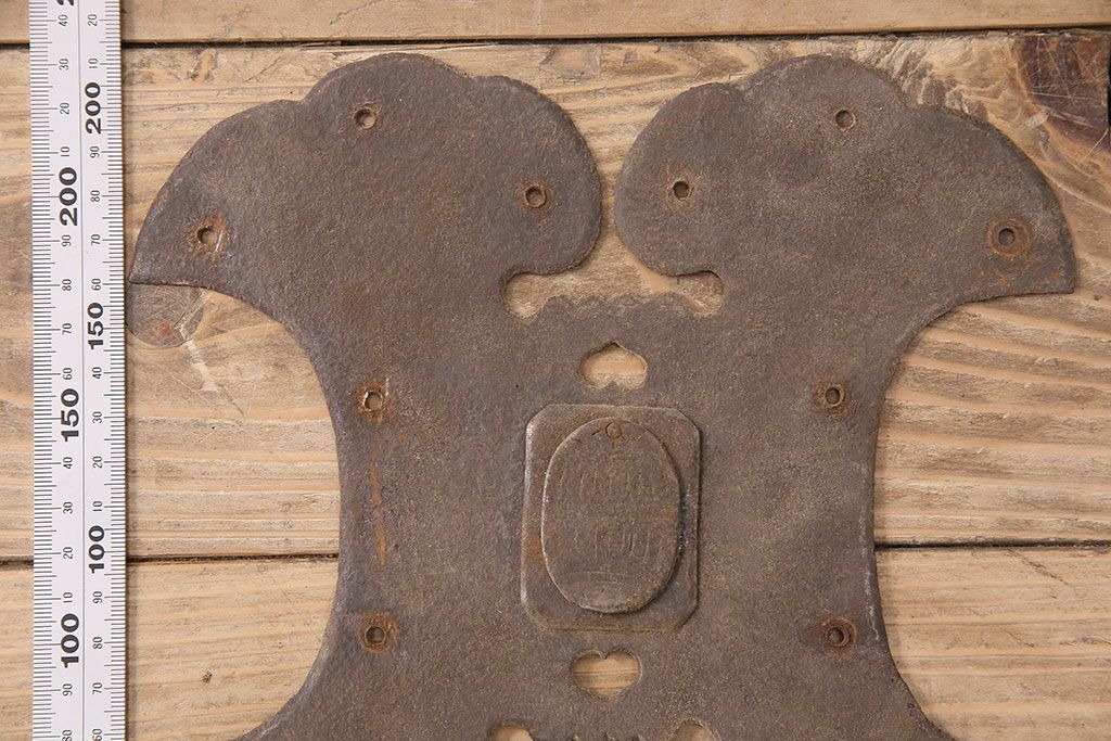 アンティーク雑貨　中央の金具に仕掛けがある蔵戸の飾り金具(ディスプレイ雑貨、蔵戸パーツ)(R-047646)