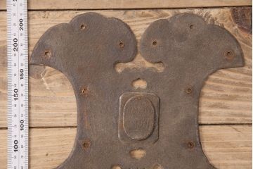 アンティーク雑貨　中央の金具に仕掛けがある蔵戸の飾り金具(ディスプレイ雑貨、蔵戸パーツ)(R-047646)