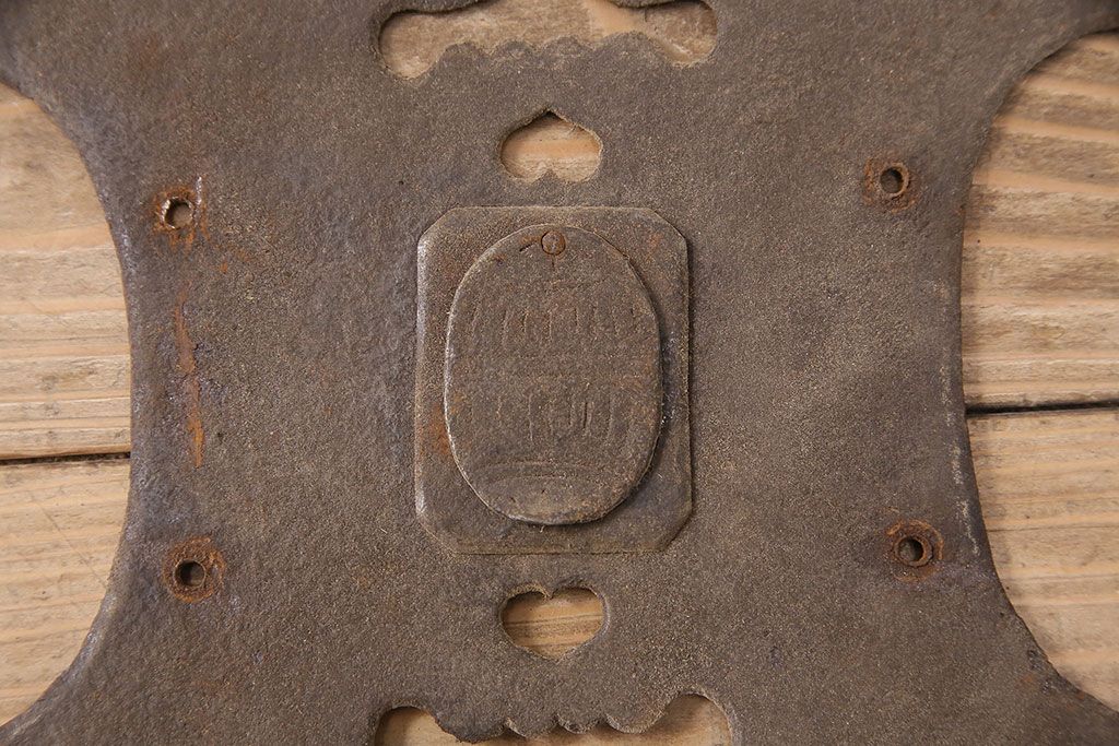 アンティーク雑貨　中央の金具に仕掛けがある蔵戸の飾り金具(ディスプレイ雑貨、蔵戸パーツ)(R-047646)