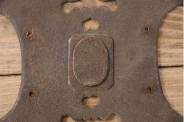 アンティーク雑貨　中央の金具に仕掛けがある蔵戸の飾り金具(ディスプレイ雑貨、蔵戸パーツ)(R-047646)