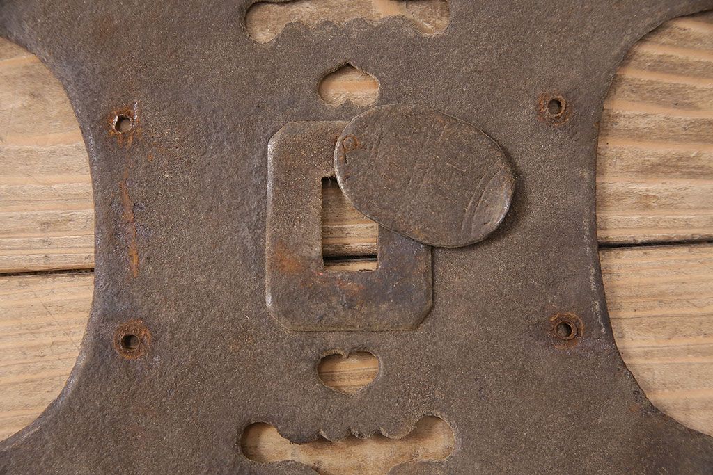 アンティーク雑貨　中央の金具に仕掛けがある蔵戸の飾り金具(ディスプレイ雑貨、蔵戸パーツ)(R-047646)