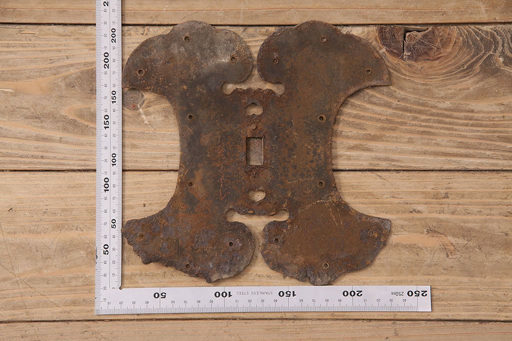 アンティーク雑貨　中央の金具に仕掛けがある蔵戸の飾り金具(ディスプレイ雑貨、蔵戸パーツ)(R-047646)