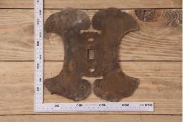 アンティーク雑貨　中央の金具に仕掛けがある蔵戸の飾り金具(ディスプレイ雑貨、蔵戸パーツ)(R-047646)