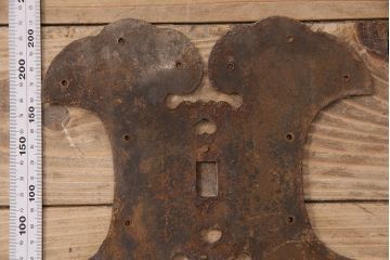 アンティーク雑貨　中央の金具に仕掛けがある蔵戸の飾り金具(ディスプレイ雑貨、蔵戸パーツ)(R-047646)