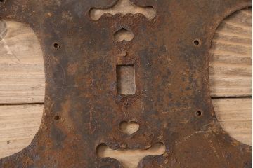 アンティーク雑貨　中央の金具に仕掛けがある蔵戸の飾り金具(ディスプレイ雑貨、蔵戸パーツ)(R-047646)