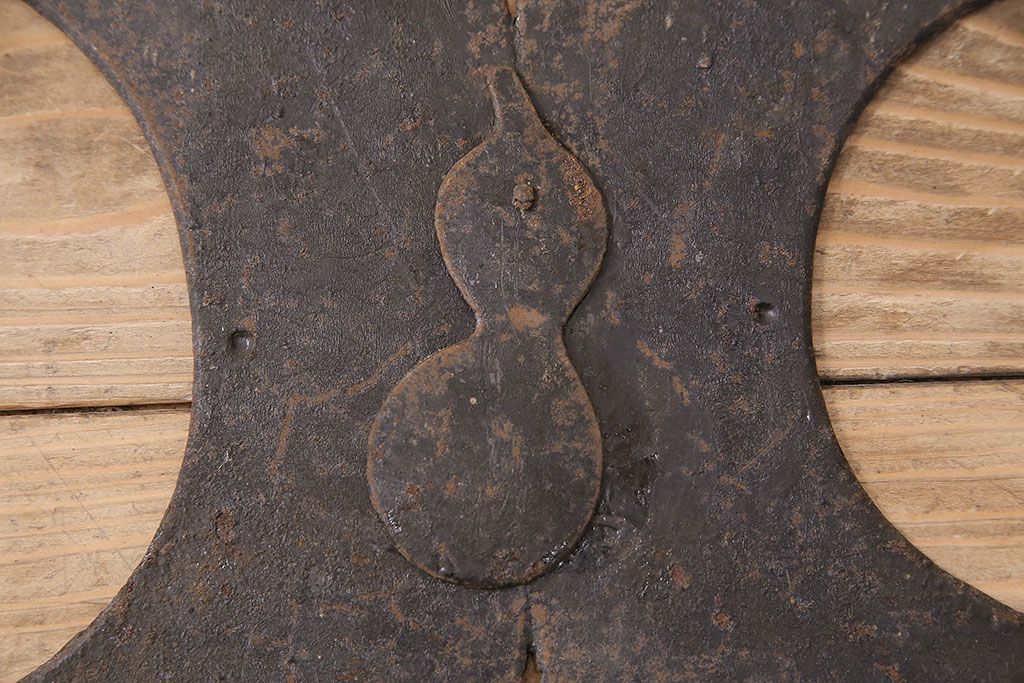 アンティーク雑貨　ひょうたんのモチーフが目を引く蔵戸の飾り金具(ディスプレイ雑貨、蔵戸パーツ)(R-047647)