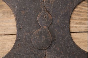 アンティーク雑貨　ひょうたんのモチーフが目を引く蔵戸の飾り金具(ディスプレイ雑貨、蔵戸パーツ)(R-047647)