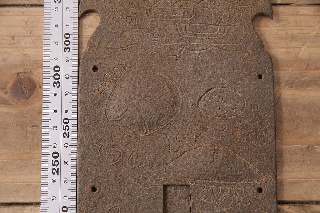 アンティーク雑貨　縁起の良いモチーフがたくさん描かれた蔵戸の飾り金具(ディスプレイ雑貨、蔵戸パーツ)(R-047648)